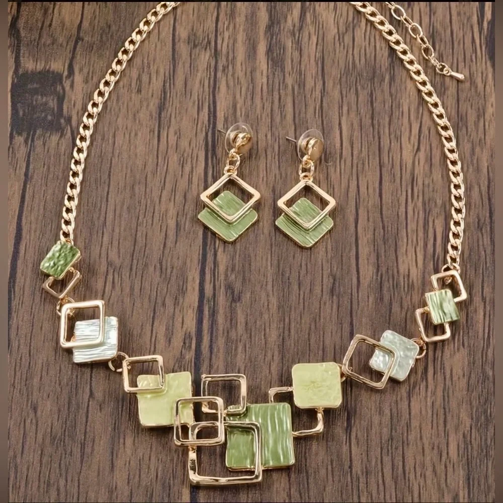 Chic Gold and Green Necklace Set - Picture 3 of 4